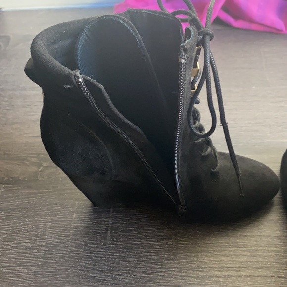 Brand new!   Never worn suede wedge bootie - Picture 8 of 8